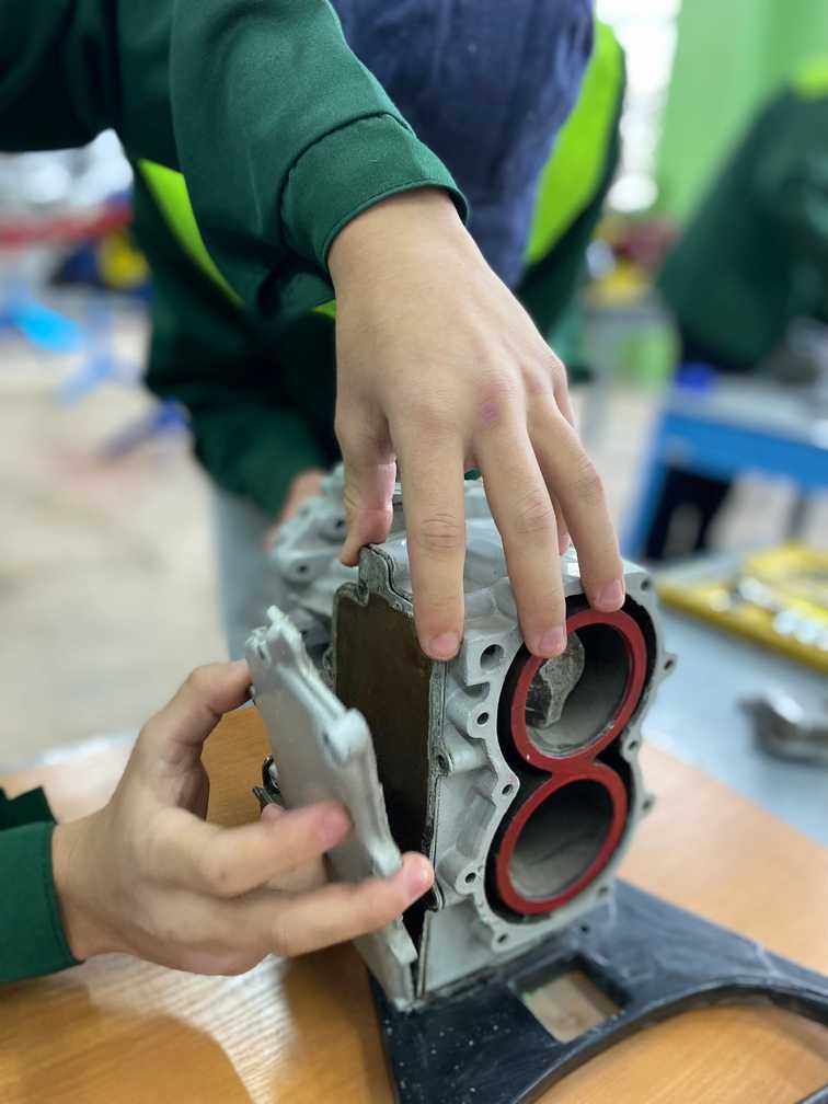 СЛЮСАР З РЕМОНТУ КОЛІСНИХ ТРАНСПОРТНИХ ЗАСОБІВ