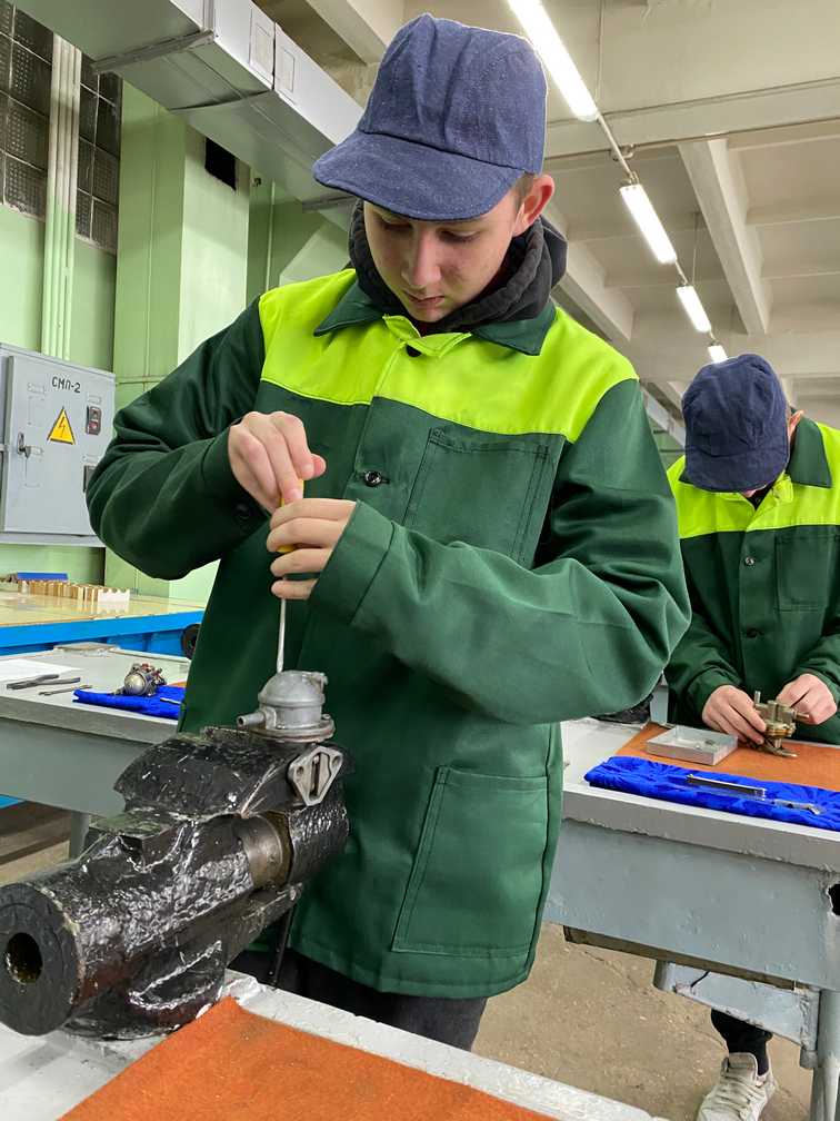 СЛЮСАР-РЕМОНТНИК