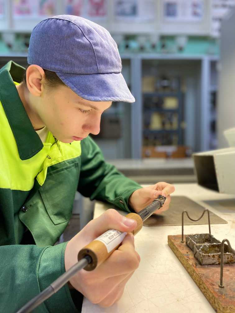 МОНТАЖНИК РАДІОЕЛЕКТРОННОЇ АПАРАТУРИ ТА ПРИЛАДІВ